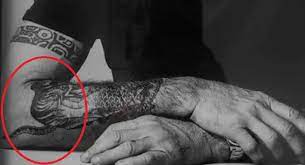 Anthony bourdain nació en nueva york el 25 de junio de 1956 y se crio en leonia, nueva jersey, siendo el mayor de dos hijos.su padre, pierre bourdain, era ejecutivo de columbia records especializado en música clásica, 5 6 mientras que su madre, gladys, era periodista del new york times. Anthony Bourdain S 12 Tattoos Their Meanings Body Art Guru