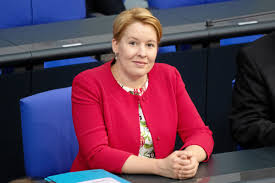 Franziska giffey hat den vorwurf zurückgewiesen, bei ihrer doktorarbeit mit vorsatz betrogen zu haben. Giffey Doktorarbeit Sollte Die Ministerin Bei Titel Aberkennung Zurucktreten Berliner Morgenpost