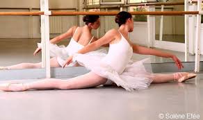 En combien de temps ? Conseil Pratique Comment Ameliorer Son Grand Ecart Danses Avec La Plume L Actualite De La Danse