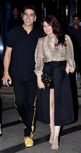 Dinners are mostly held on fridays and luncheons on sundays. Akshay Kumar Twinkle Khanna Twin In Black At Dinner Party With Friends Pics Inside