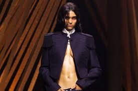 2026年春夏の肌見せは、スーパーローライズで