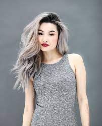 Graues haar läßt die haut schnell fahl und müde wirken, deshalb darf ruhig etwas mehr make up aufgelegt werden. 7 Haare Tonen Graus Kleid Frau Mit Mittellangen Lockigenhaaren Roter Lippenstift Haare Grau Farben Haarfarben Ausgefallene Frisuren