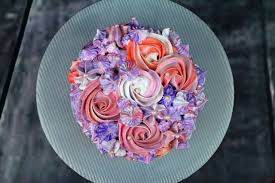 Zum einfüllen der creme die obere hälfte des dressiersacks nach außen krempeln, mit der linken hand den dressiersack halten, mithilfe einer gummispachtel die creme einfüllen, danach den dressiersack mit. Eiweisscreme Let Your Sweet Dreams Come True