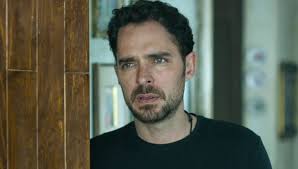 A produção da netflix conta com o brasileiro marco pigossi, ator que participou de recentes novelas da tv globo, no elenco. Quem Matou Sara Ator Da Serie Da Netflix Fez Novela No Brasil