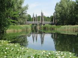 In addition to britzer garten, those looking for peace and quiet can also relax at the neukölln park cemetery or the manor park (gutspark). Britzer Garten