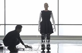 Sophia este cel mai recent şi cel mai avansat robot al companiei americane hanson robotics. Robotul Sophia A FÄƒcut Primii PaÈ™i Europa Fm