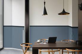 La peinture grise claire est idéale pour une déco de chambre d'adulte relaxante de style contemporain. Deco Quelle Est La Couleur De Peinture Tendance