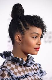 Pour cette coiffure, les cheveux crépus doivent être hydratés au maximum. 1001 Facons D Experimenter Avec Une Jolie Coiffure Cheveux Frises
