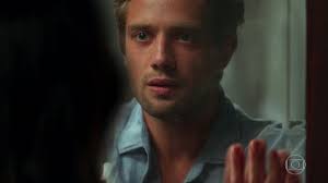 Cris(Vitória Strada) e Daniel (Rafael Cardoso) tentam acessar o novo portal