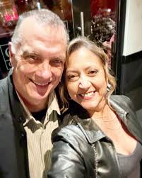 Smile, it's Christmas Eve! 🎄 Finished up a quick back workout and then got  ready to host the kiddos, grandkids, and grandpups. Let the holiday fun  begin! ❤️🐾 Wishing everyone a