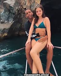 Mel maia e joão pedro estão apaixonadíssimos. Mel Maia Posta Foto Romantica Em Passeio De Barco Com Joao Pedro Fotos De Casais Praia Ideias Para Selfie Mel Maia