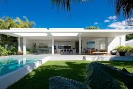 Essence Of Byron Houses For Rent In Byron Bay Modern Beach House Beach House Design Beach House Exterior