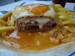 Para a montagem da francesinha coloque uma fatia de pão, o fiambre, o queijo e as carnes. Ein Letztes Mal Porto In Diesem Jahr Alex In Portugal