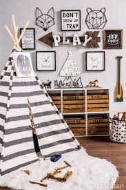 Give Your Little Explorer The Perfect Place To Play With A Woodland Themed Playroom Igrushechnye Komnaty Detskaya Dlya Mladencev Skandinavskie Detskie Komnaty