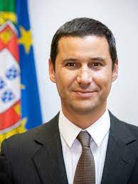João galamba é um pródigo dirigente do partido socialista, sendo economista de formação académica e estando a frequentar um doutoramento em ciência política. Joao Galamba Secretario De Estado Da Energia Ambiente E Transicao Energetica Xxi Governo Republica Portuguesa