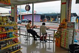 7 eleven has dozens of branches. 7 11 Raykliu