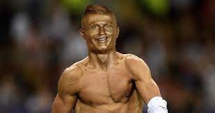Emanuel santos creates a second statue one year on to silence critics who ridiculed his work. Cristiano Ronaldo S Mangled Statue Got The Best Ever Photoshop Treatment Sick Chirpse
