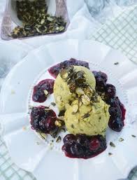 Eine Steirische Versuchung Kurbiskernol Eis Mit Krokant Und Cassis Heidelbeeren Gefrorene Desserts Essen Fur Besondere Anlasse Einfacher Nachtisch