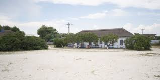 Asadar, toti cei care vor liniste, aer curat, apa cristalina, orizont deschis pana la limitele viselor fiecaruia, si in farfurie un peste adevarat, proaspat pescuit din apele dunarii, sunt invitati sa viziteze gura portitei. Complex Turistic Eden Gura Portitei 3 Delta Dunarii Romania