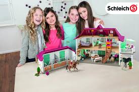 schleich grote manege met woonhuis schleich barbie playsets schleich horse club