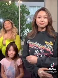 Belum Direstui Anak, Ini 8 Potret Pinkan Mambo dengan Michelle Ashley