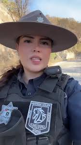 Soy policía y completa la frase 😜#policegirl😎👮‍♀ #jalisco❤️🇲🇽🥰😍  #deacaballo🐴👢#police #policiamunicipal #zapopanjaliscomexico