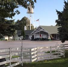 This Charming Farm Restaurant In Illinois Has The Best Fried Chicken In The World Farm Restaurant Illinois Travel White Fence Farm