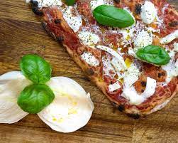 Una focaccia non di forma tonda ma allungata, fatta di. Pinsa Romana Ecco Le 12 Pinserie Migliori Di Roma Del 2021