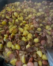 Nu har vi en hittepåkaka som vi har gjort så då behöver vi ett namn till  denna kaka . Botten är grythyttekaka och toppen är tosca kaka med sötmandel  o hasselnötter och