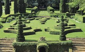 Ces somptueux jardins à la française transmis depuis 22 générations entre fils et filles ont été créés par le marquis louis antoine gabriel de costes. Les Jardins Du Manoir D Eyrignac Le Journal De La Maison