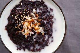 Rasanya yang lembut dan manis dilidah, seringkali membuat ketagihan banyak orang. Legit Menggigit Ini 5 Tips Jitu Saat Memasak Bubur Ketan Hitam