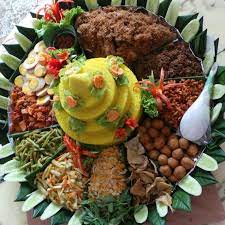 Nasi Tumpeng Komplit Is One Of The Traditional Dishes Consumed To Celebrate A Special Occasion In Indonesia Especially In Seni Makanan Makanan Resep Masakan