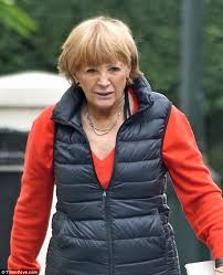 Now at last i can join liz, sam and the kates in the. Anne Robinson Looks Barely Recognisable As She Goes Make Up Free During Outing Daily Mail Online
