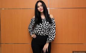 Langsung saja disimak kata bijak makassar dibawah ini. Foto Kata Bijak Bahasa Sunda Aura Kasih Tuai Pujian Netizen Okezone Celebrity