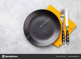 Assiette Vide Noire Fourchette Couteau Serviette Sur Table Pierre Vue Photographie Karandaev C 425550970