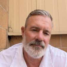 Poniendo mi cara de 49 años sin maquillaje. ¿Todavía está bien?