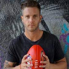 Transgender musician on youtube who vlogs about his experiences with gender, sexuality, and everyday life. Jake Edwards Jakeedwardssays Twitter