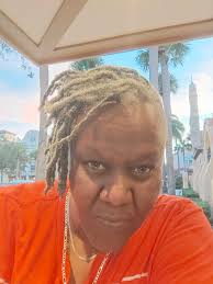 Kickin' it in #spanishsprings FL #livemusic #thevillages #blackactress  #blackgirlmagic #vodkacranberry #blondiesbar #norehersal