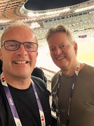 I dag tager jeg afsted til mit fodbold-VM nummer fem. Det er en drengedrøm  at rejse ud og formidle de store begivenheder. Se bare i 11-årige Henriks  autografbog 😊