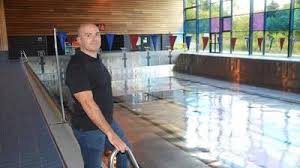 Des travaux au niveau du revêtement de la piscine. Journal L Union