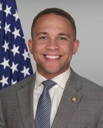 Centennial Graduate Scholar Spotlight 🔦: Meet Royce Dickerson Royce L.  Dickerson currently serves as the Director of Office Management at the  White House. As a UA student, Royce was the recipient of