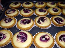 Caranya semua bahan disatukan dan diuli sehingga menjadi doh bulat2 kan doh sebesar ibu jari dan tekan dlm acuan. Cheese Tart Resepi