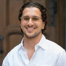 I keep seeing people mocking bad cold calls and cold emails. It's fun to  hate. It's also fun to sell stuff. 🤷‍♂️ Whenever I get a bad outbound  note, I just imagine