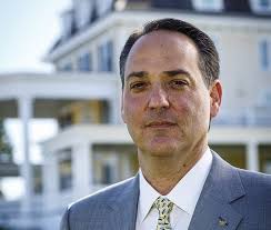 Daniel Hostettler's Instagram, Twitter & Facebook