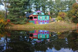 Haus kunterbunt is located in reichenberg and offers a restaurant, a garden and barbecue facilities. Villa Kunterbunt Woodstock Upcycling Kunstlerhaus Haus Calico