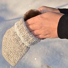 Here is what they are, how they work, the pros and cons these hand warmers are a plastic pouch filled with liquid (usually sodium acetate) that creates heat as it crystallizes. Hand Warmer Wikipedia