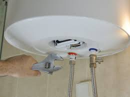 Fixer (le cas échéant) l'appareil au mur. Poser Un Chauffe Eau Ou Un Ballon Electrique Leroy Merlin