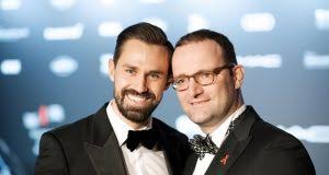 Luisa neubauer erklärt uns die welt! Gesundheitsminister Mahnt Medien Ab Die Den Kaufpreis Seiner Prunkvilla Erwahnen Die Er Mit Seinem Homo Ehemann