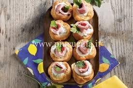 Per i bignè potete decidere se acquistarli già pronti o farli a casa. Bigne Salati Alle Erbe