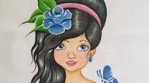 pintando bonequinha em pano de prato.